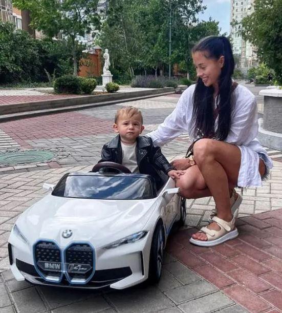 bmw i4 elektromos kisautó gyerekeknek LED, USB, MP3